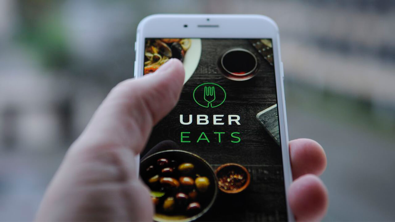 Как работает Uber Eats? Чтобы начать пользоваться Uber Eats, необходимо скачать отдельное приложение на iOS или Android. Пользователи, уже имеющие учетную запись Uber, могут залогиниться под существующим аккаунтом, чтобы не вводить данные повторно. На главном экране приложения отображается список доступных ресторанов. Пользователь должен выбрать нужное заведение и сделать заказ. После этого на экране появится карта, как в обычном приложении Uber, на которой иконкой будет отмечен курьер, а также указано время доставки. Настройки заказа В приложении можно добавить предпочтения к заказу — исключить определенные ингредиенты, положить больше салфеток и так далее. Чтобы отменить заказ, необходимо связаться с техподдержкой. Доступность сервиса В некоторых городах Uber Eats работает не на всей территории, а только в центре и ближайших районах. Обычно еду можно заказывать с 11:00 до 23:00, но в некоторых локациях платформа работает дольше.