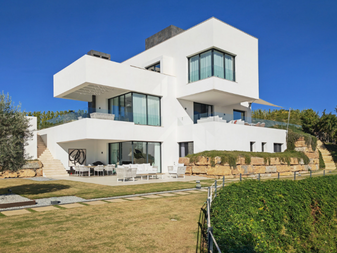Promoción Exclusiva villa con impresionantes vistas al mar y a la montaña, obra nueva en Benahavís (Revista)