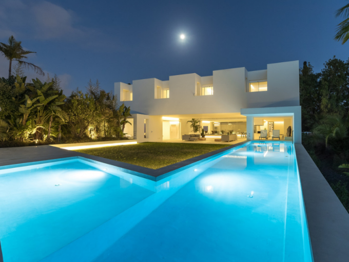 Promoción Maravillosa villa de estilo contemporáneo, obra nueva en Málaga (Revista)