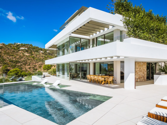 Promoción Impresionante villa contemporánea de estilo moderno en primera línea de golf, obra nueva en Málaga (Revista)