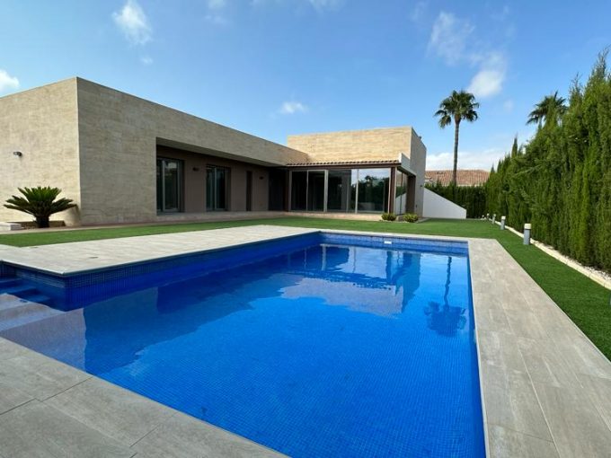 Promoción Cautivadora villa con elegancia moderna, obra nueva en Alfaz del Pi (Revista)