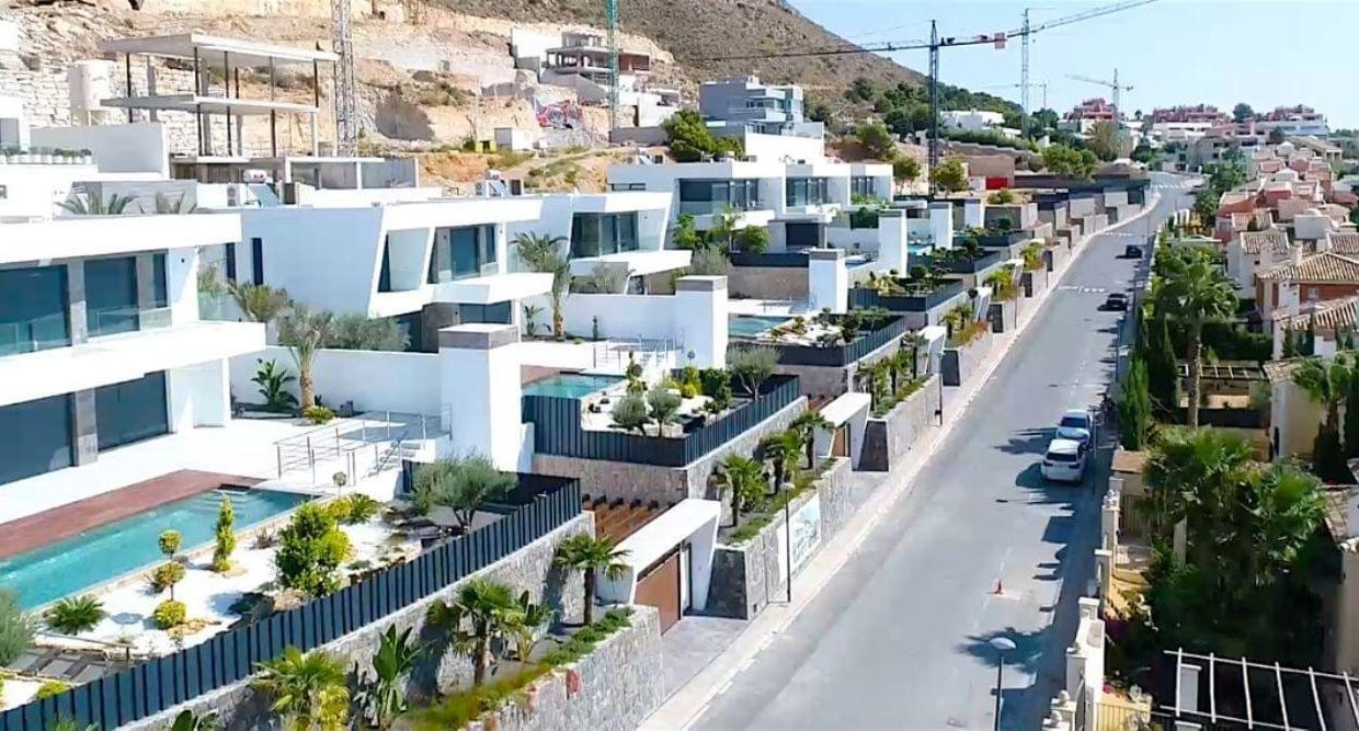 Promoción Villas Montroyal Fase III, obra nueva en Finestrat (Revista)