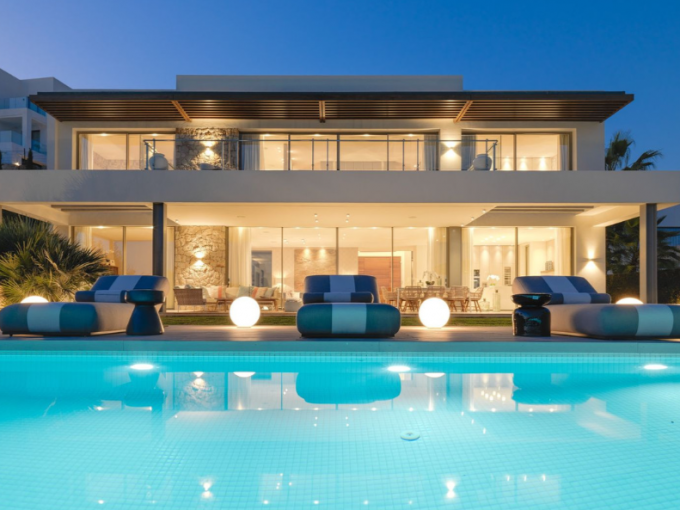 Promoción Villa de moderna arquitectura, obra nueva en Benahavís (Revista)