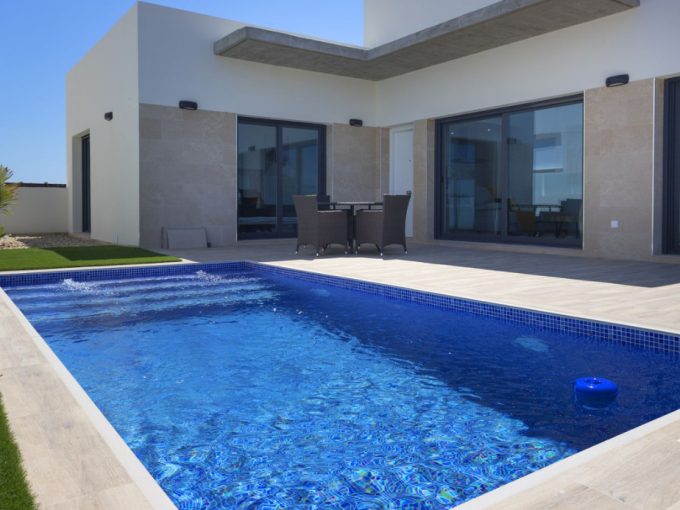 Promoción Chalet adosado con hermosa piscina, obra nueva en Daya Nueva (Revista)