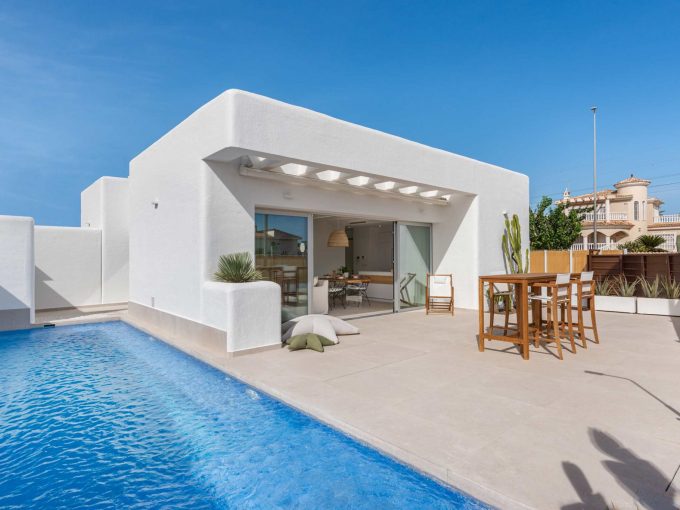 Promoción RESIDENSIAL SANTORINI VILLAS, obra nueva en Dolores (Revista)