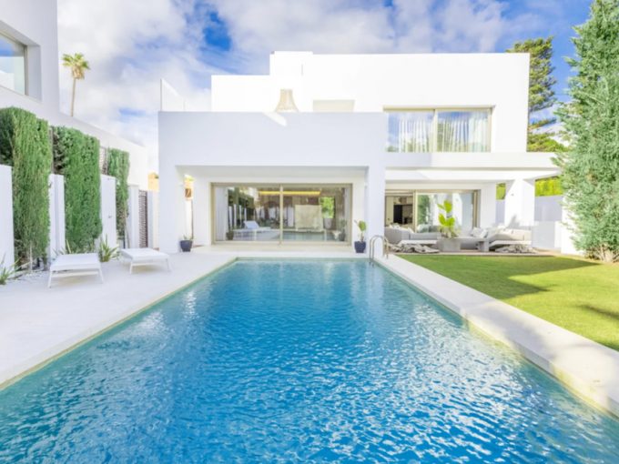 Promoción Moderna villa con vistas, obra nueva en Marbella (Revista)