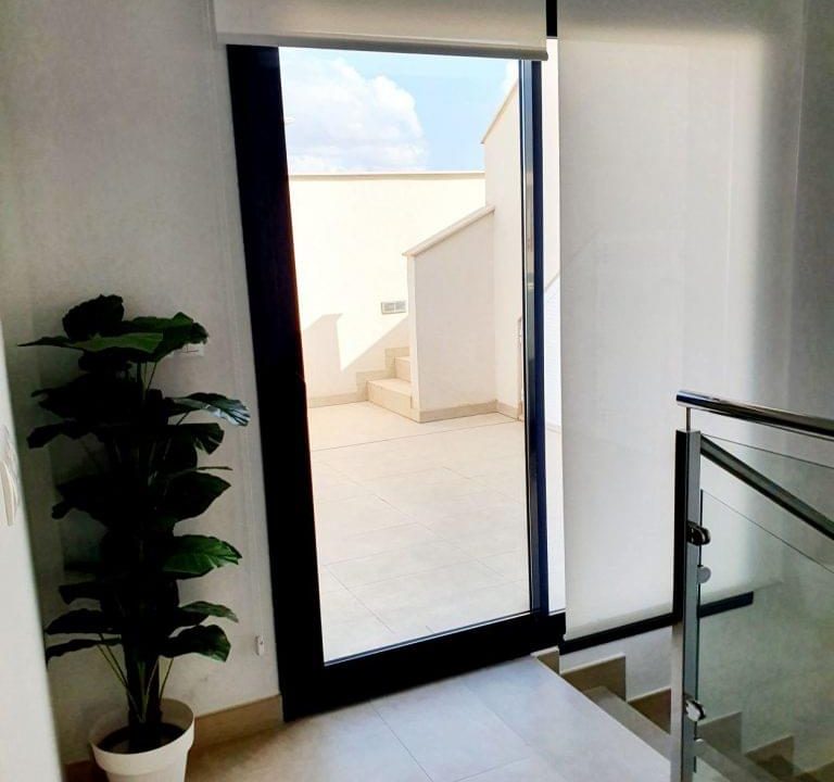 Promoción Magnifico chalet con solárium, obra nueva en Benijófar (Revista)