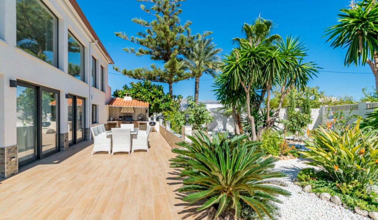 Promoción Villa con maravilloso jardín, obra nueva en l'Albir (Revista)