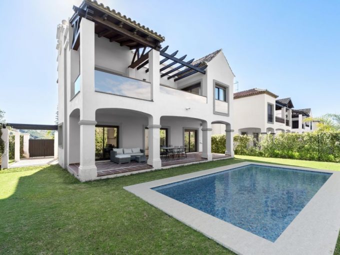 Promoción AZATA GOLF VILLAS, obra nueva en Estepona (Revista)