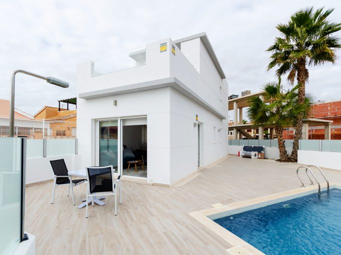 Promoción LAGUNA ROSA VILLAS, obra nueva en Torrevieja (Revista)