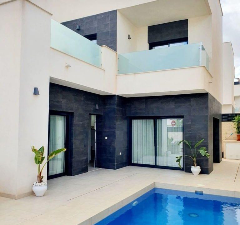 Promoción Magnifico chalet con solárium, obra nueva en Benijófar (Revista)
