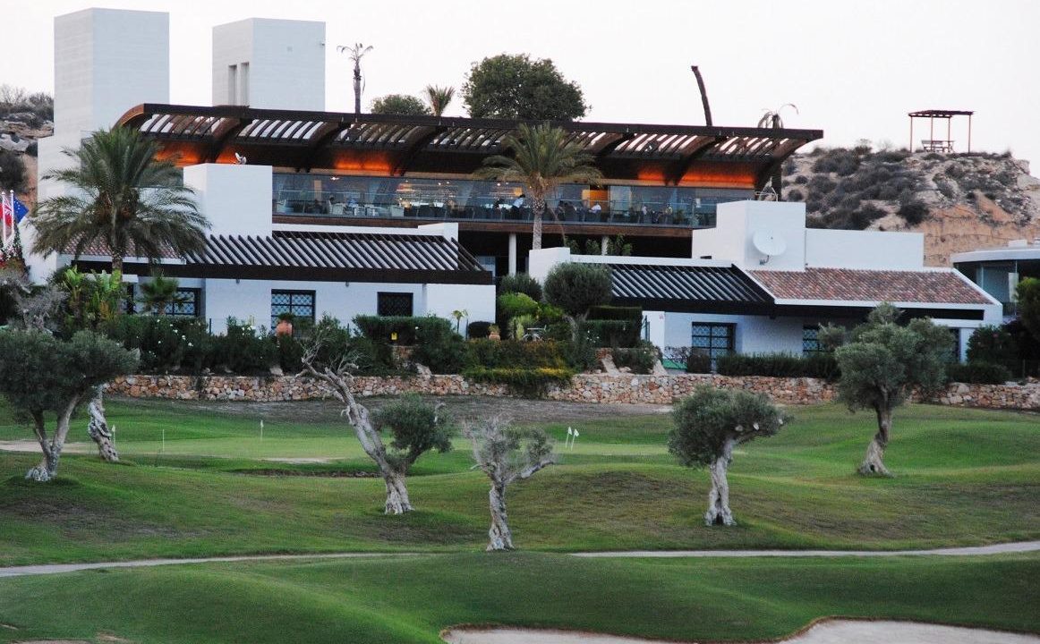 Элегантные одноуровневые таунхаусы с частным бассейном в Peraleja Golf Resort - Коста Калида