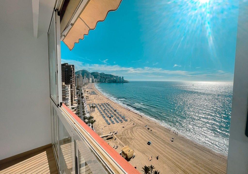 Promoción Ático en primera linea de playa, obra nueva en Benidorm (Revista)
