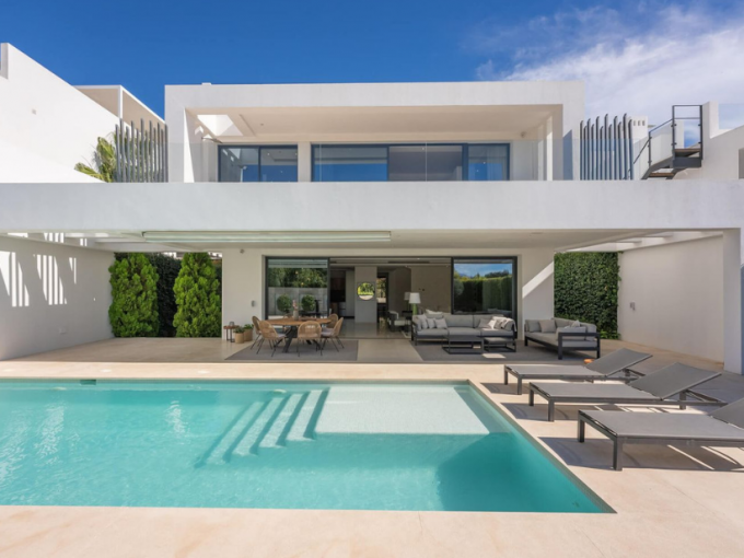 Promoción Lujosa villa de estilo moderno, obra nueva en Marbella (Revista)