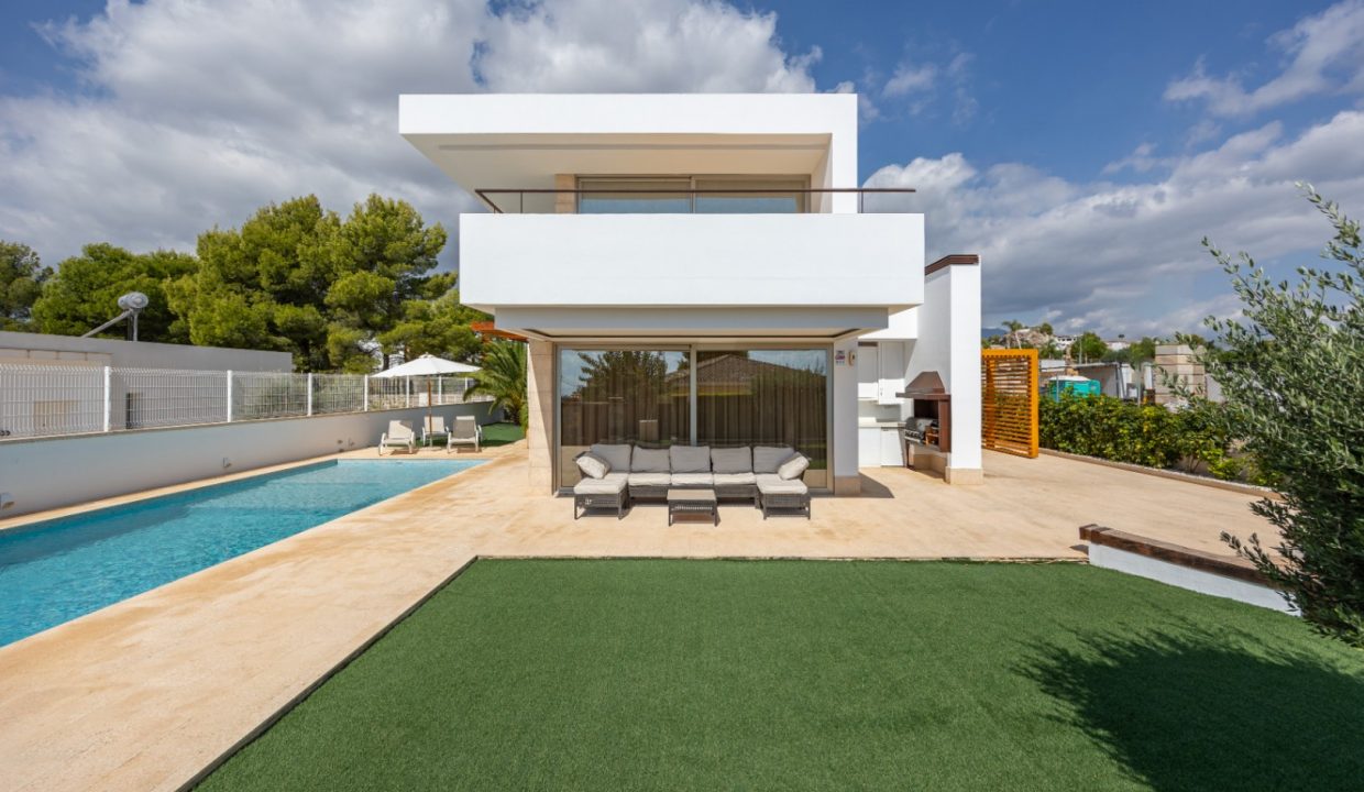 Promoción Villa con irradia elegancia y lujo moder, obra nueva en La Nucía (Revista)
