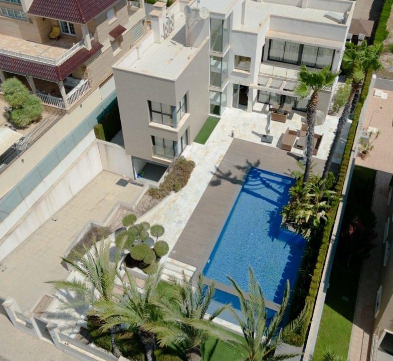 Promoción Villa de lujo cerca del mar, obra nueva en Torrevieja (Revista)