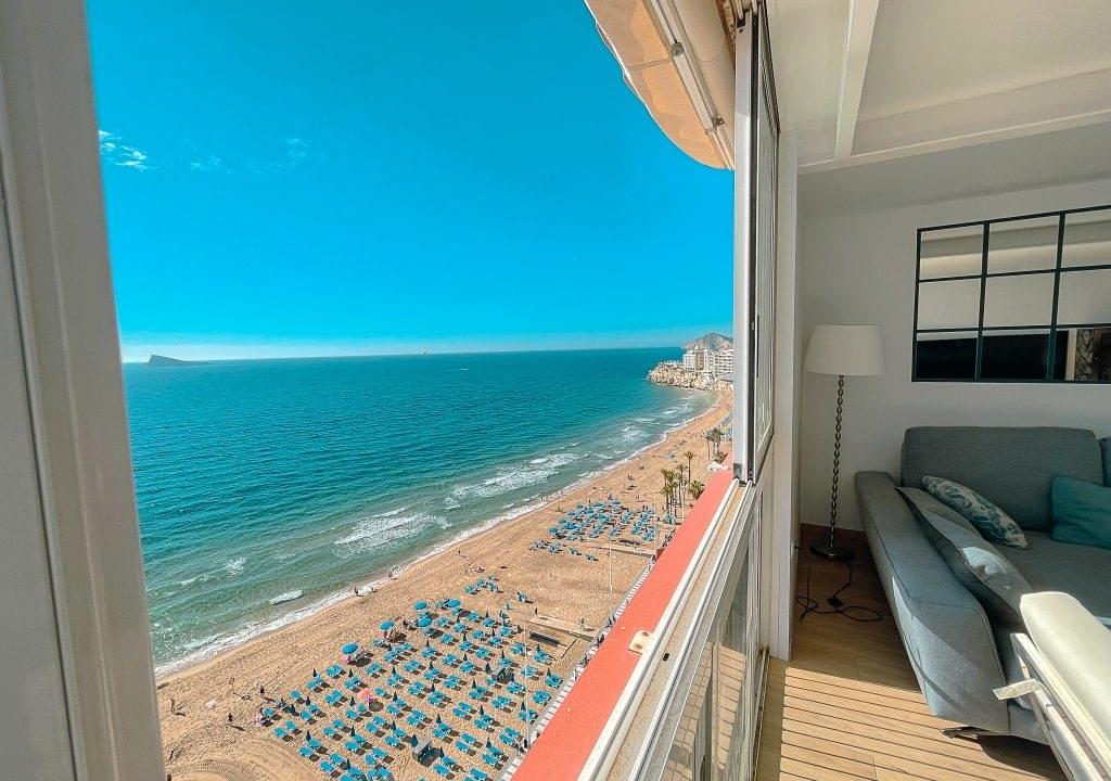 Promoción Ático en primera linea de playa, obra nueva en Benidorm (Revista)