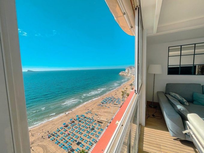 Promoción Ático en primera linea de playa, obra nueva en Benidorm (Revista)
