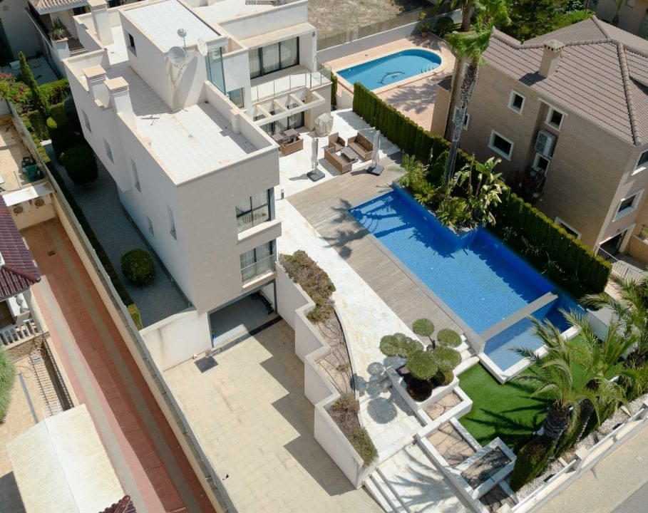 Promoción Villa de lujo cerca del mar, obra nueva en Torrevieja (Revista)