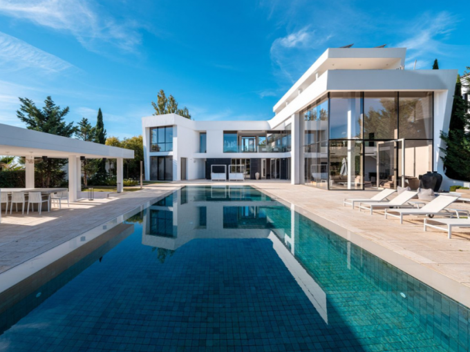 Promoción Villa con arquitectura sostenible y diseño moderno, obra nueva en Málaga (Revista)