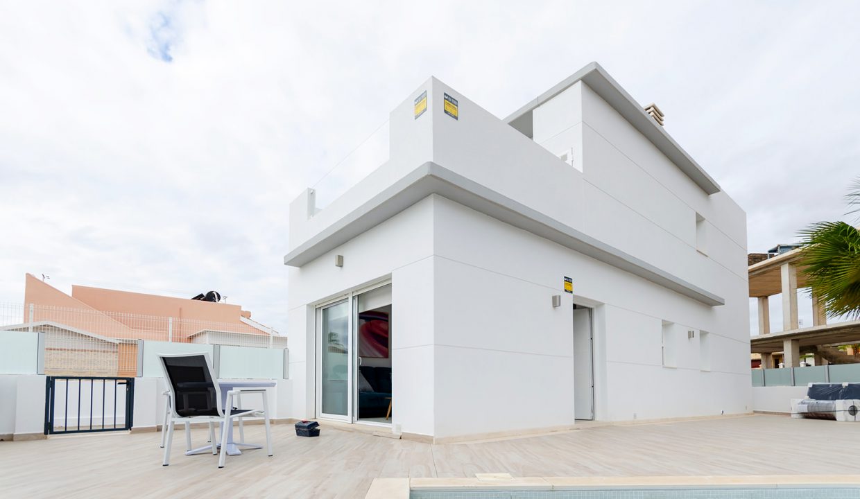 Promoción LAGUNA ROSA VILLAS, obra nueva en Torrevieja (Revista)