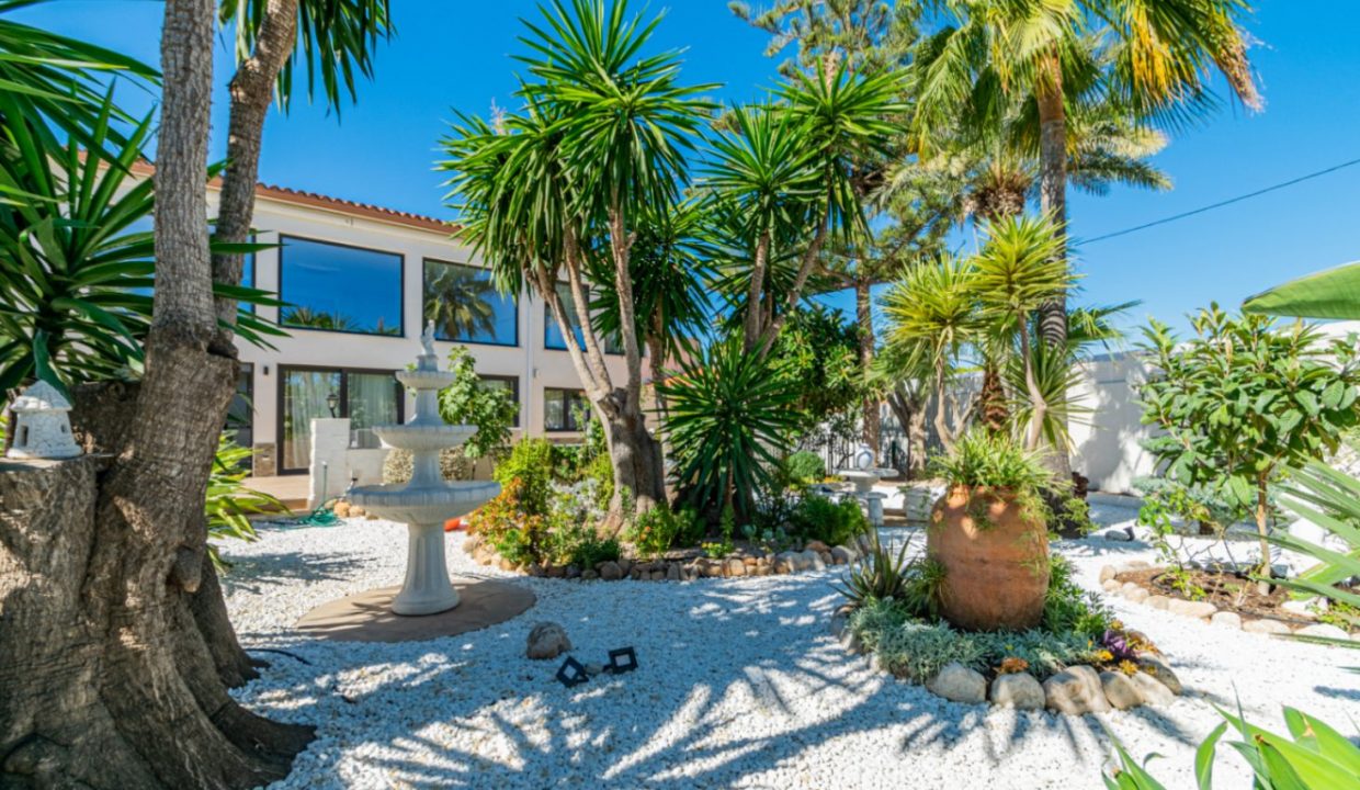 Promoción Villa con maravilloso jardín, obra nueva en l'Albir (Revista)