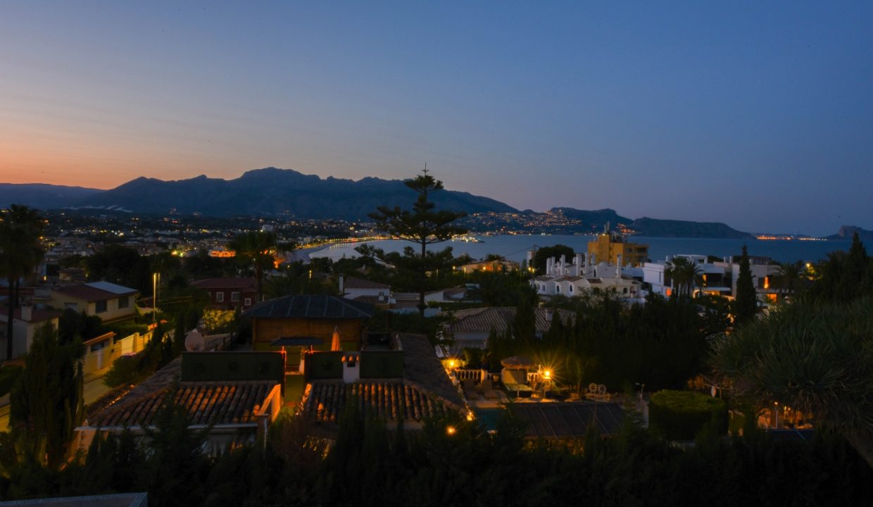 Promoción Exquisita villa con vistas al mar, obra nueva en l'Albir (Revista)
