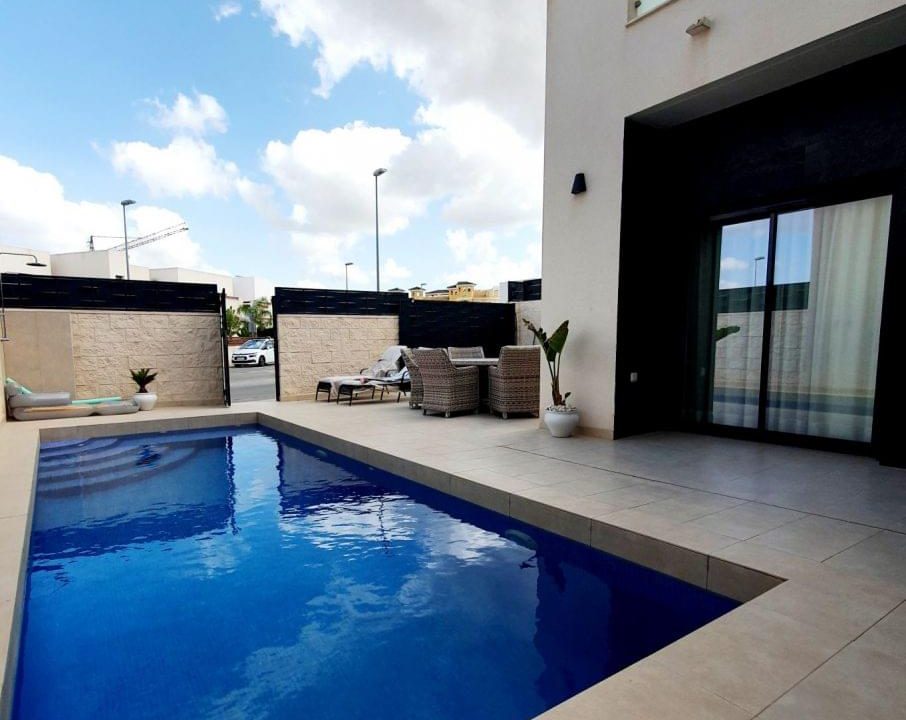 Promoción Magnifico chalet con solárium, obra nueva en Benijófar (Revista)