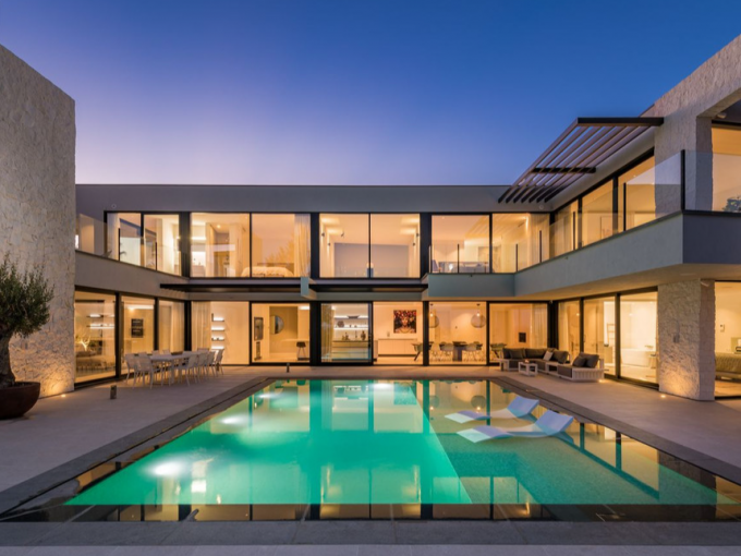 Promoción Exclusiva Villa en la prestigiosa urbanización privada, obra nueva en Benahavís (Revista)