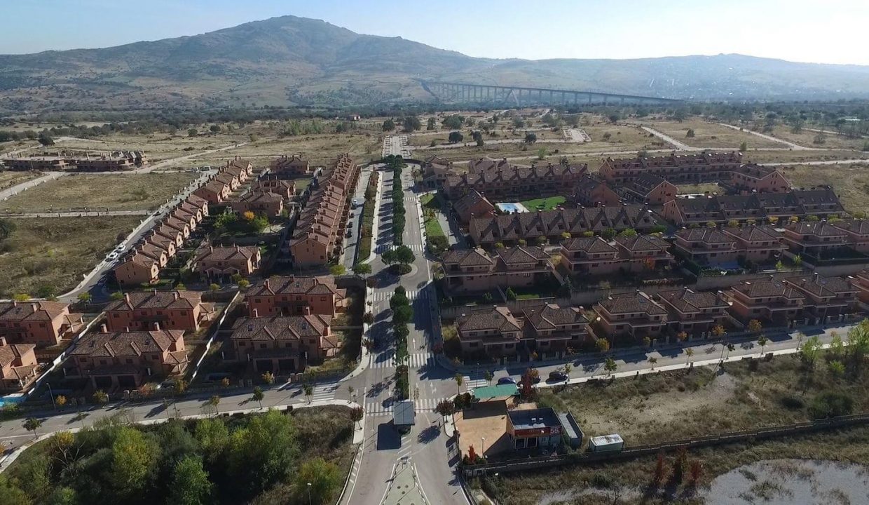 Promoción Urbanización “Los Pinarejos”, obra nueva en Miraflores de la Sierra (Revista)