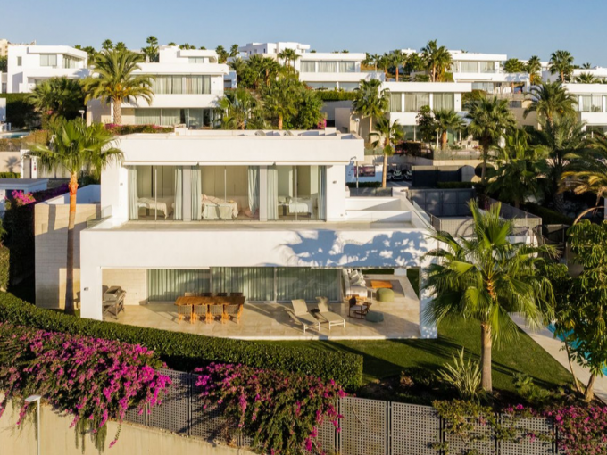 Promoción Moderna y exclusiva villa cerca de la playa, obra nueva en Marbella (Revista)