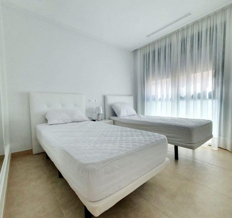 Promoción Magnifico chalet con solárium, obra nueva en Benijófar (Revista)