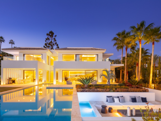 Promoción Espectacular villa con un estilo de vida exclusivo, obra nueva en Málaga (Revista)
