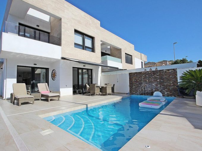 Promoción Espectacular villa con piscina, obra nueva en Villa Martín (Revista)