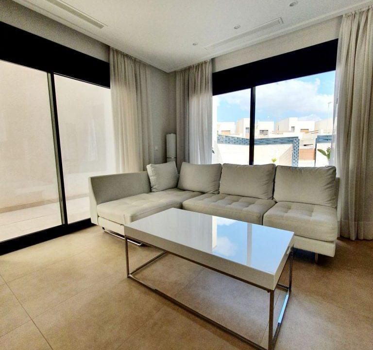 Promoción Magnifico chalet con solárium, obra nueva en Benijófar (Revista)