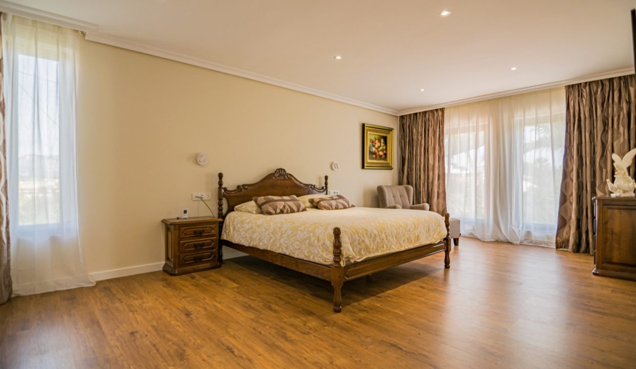 Promoción Villa con maravilloso jardín, obra nueva en l'Albir (Revista)