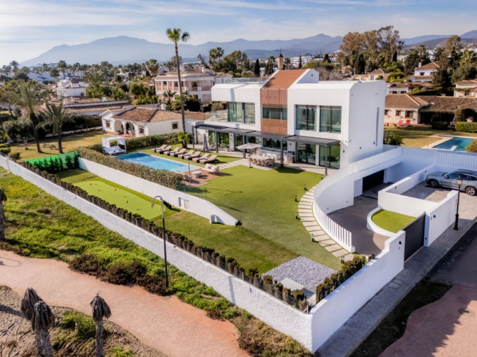Promoción Villa contemporánea en primera línea de playa, obra nueva en Estepona (Revista)