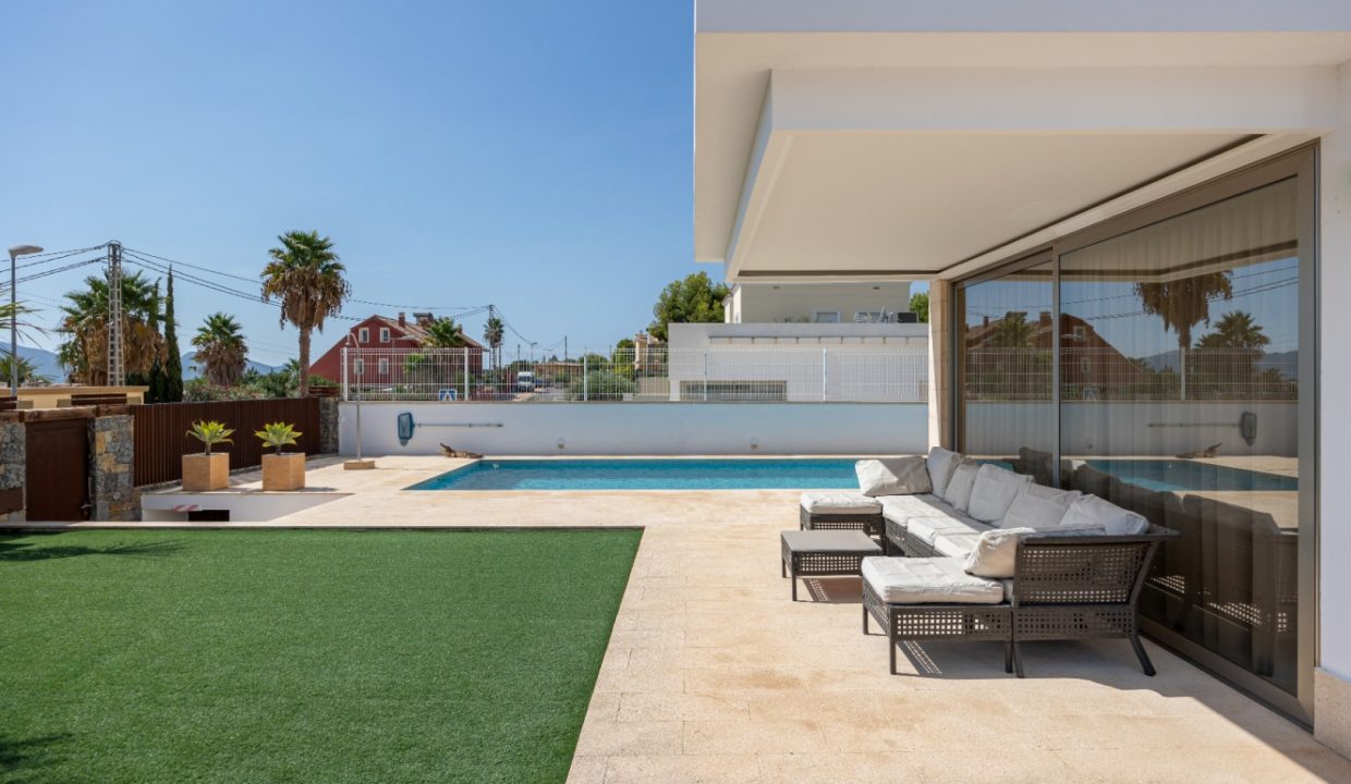 Promoción Villa con irradia elegancia y lujo moder, obra nueva en La Nucía (Revista)