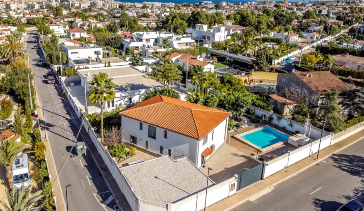 Promoción Villa con maravilloso jardín, obra nueva en l'Albir (Revista)