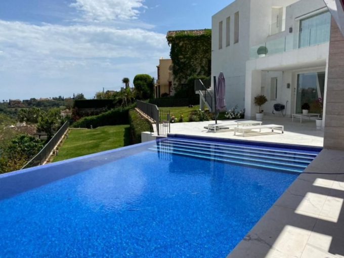 Promoción Villa chalet con una ubicación privilegiada, obra nueva en Los Arqueros (Revista)