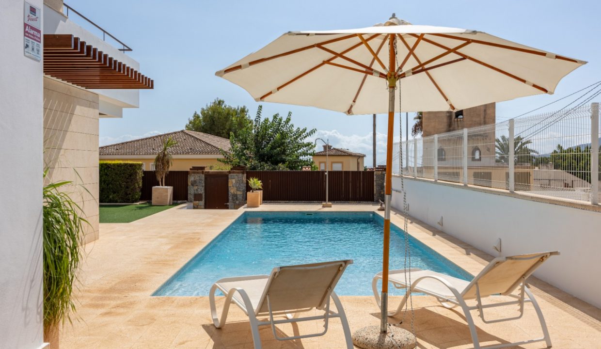 Promoción Villa con irradia elegancia y lujo moder, obra nueva en La Nucía (Revista)