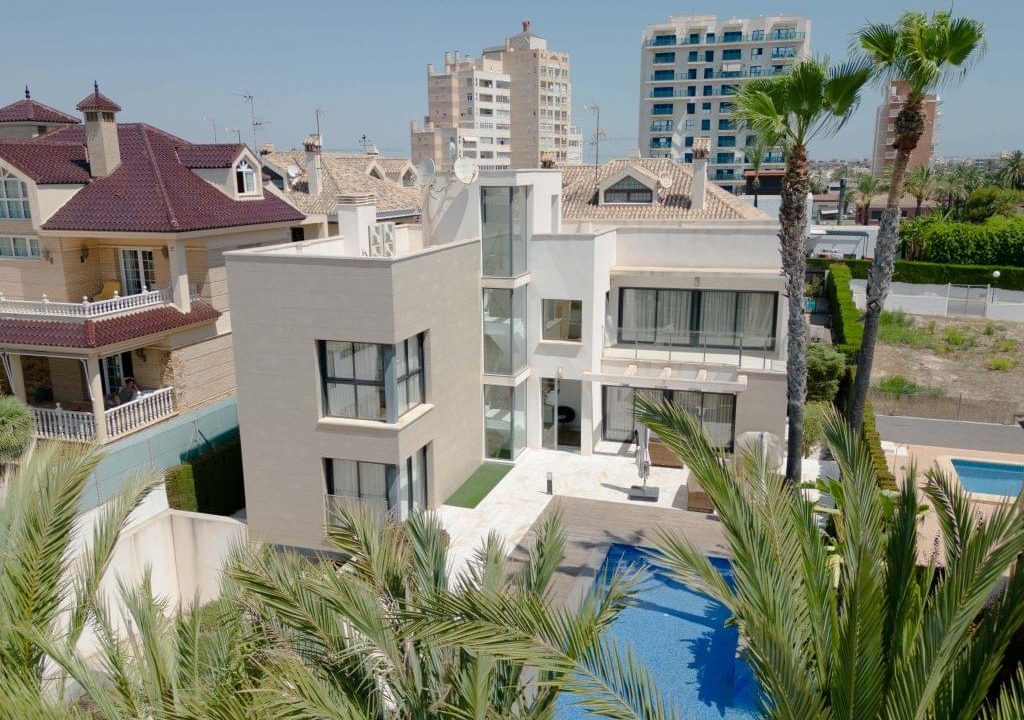 Promoción Villa de lujo cerca del mar, obra nueva en Torrevieja (Revista)