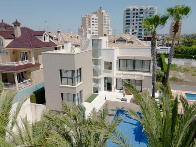 Promoción Villa de lujo cerca del mar, obra nueva en Torrevieja (Revista)