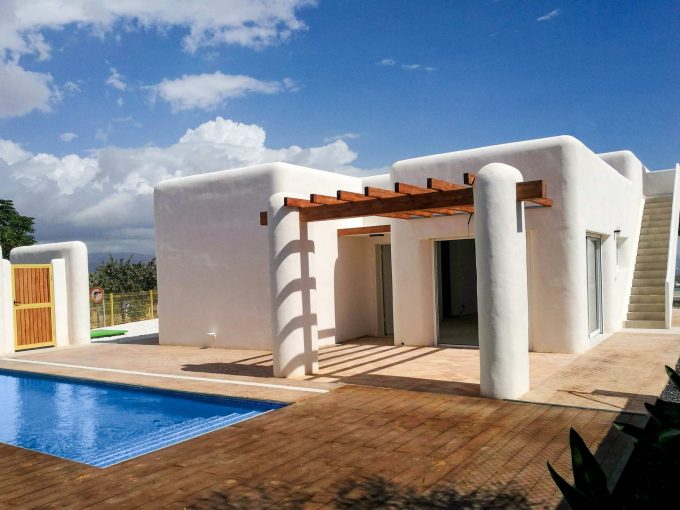 Promoción Encantadora residencia de estilo ibicenco, obra nueva en Chirles (Revista)