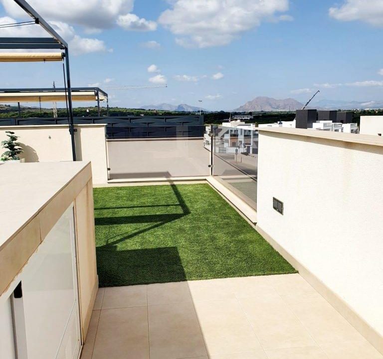 Promoción Magnifico chalet con solárium, obra nueva en Benijófar (Revista)