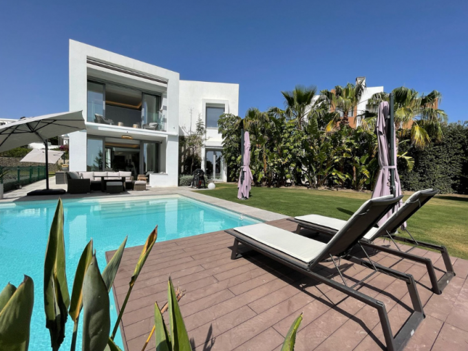 Promoción Villa de lujo con vistas privilegiadas al mar, obra nueva en Marbella Club Golf Resort (Revista)
