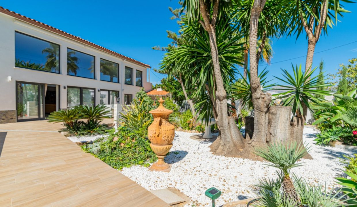 Promoción Villa con maravilloso jardín, obra nueva en l'Albir (Revista)