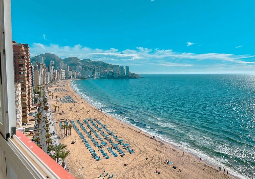 Promoción Ático en primera linea de playa, obra nueva en Benidorm (Revista)