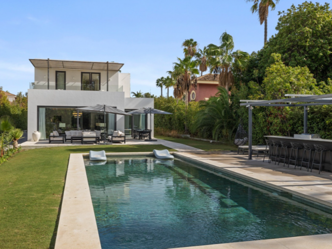 Promoción Magnífica villa de estilo contemporáneo, obra nueva en Guadalmina Baja (Revista)