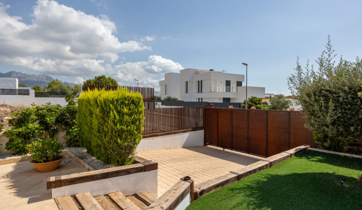 Promoción Villa con irradia elegancia y lujo moder, obra nueva en La Nucía (Revista)